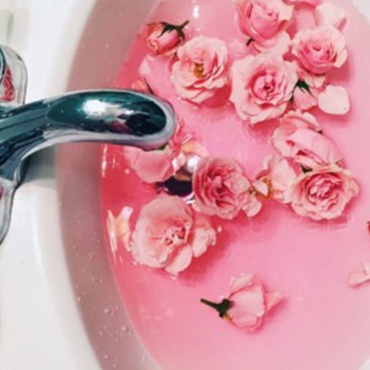 Tónico casero de agua de rosas para piel con granos