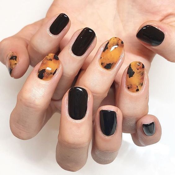 10 diseños de uñas elegantes para Halloween 6