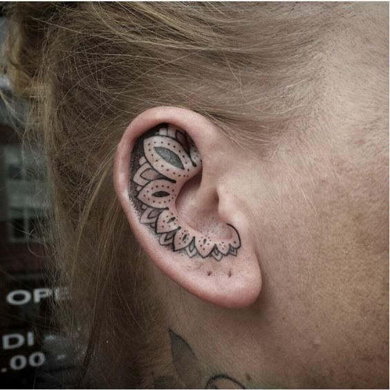10 ideas de tatuajes en las orejas que te encantarán 7