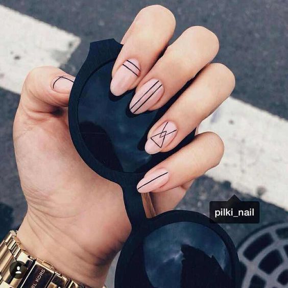 10 diseños de uñas elegantes para Halloween 7