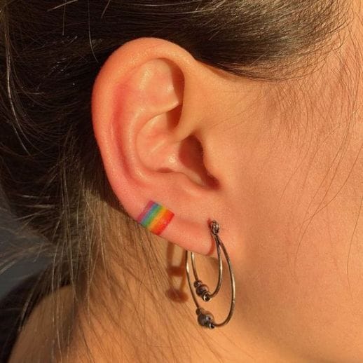 10 ideas de tatuajes en las orejas que te encantarán 9
