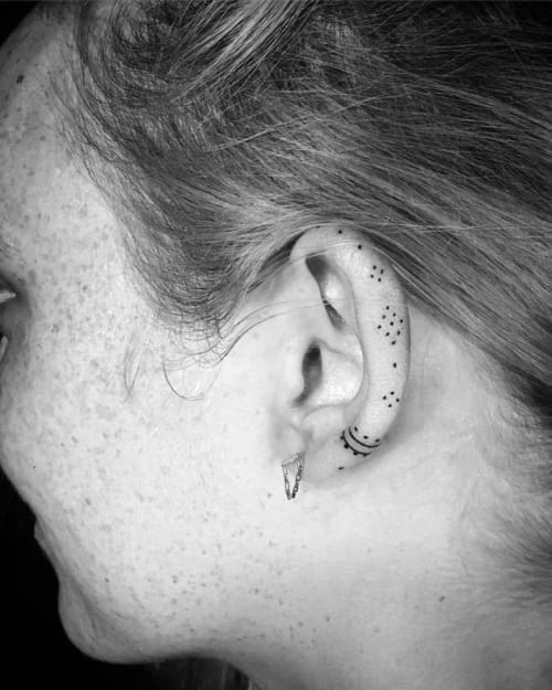 10 ideas de tatuajes en las orejas que te encantarán 5