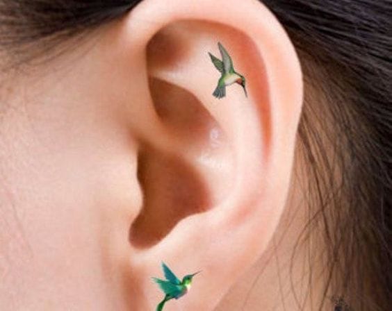 10 ideas de tatuajes en las orejas que te encantarán 8