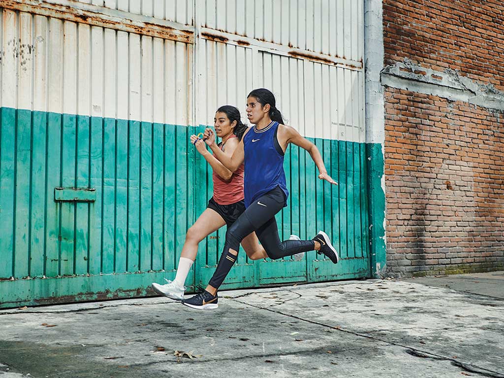 Daniela Velasco corriendo en las calles