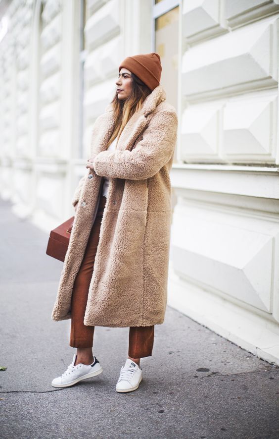 Outfits de invierno con tenis blancos