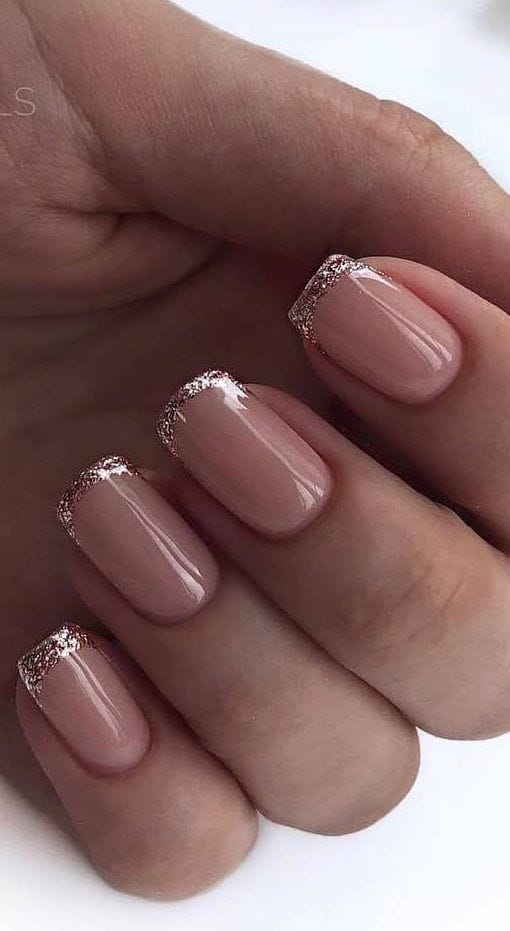 10 ideas de uñas glitter para brillar en Navidad 8