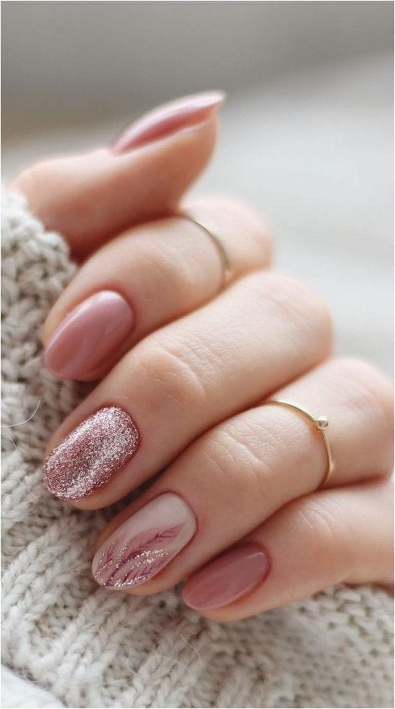 10 ideas de uñas glitter para brillar en Navidad 2