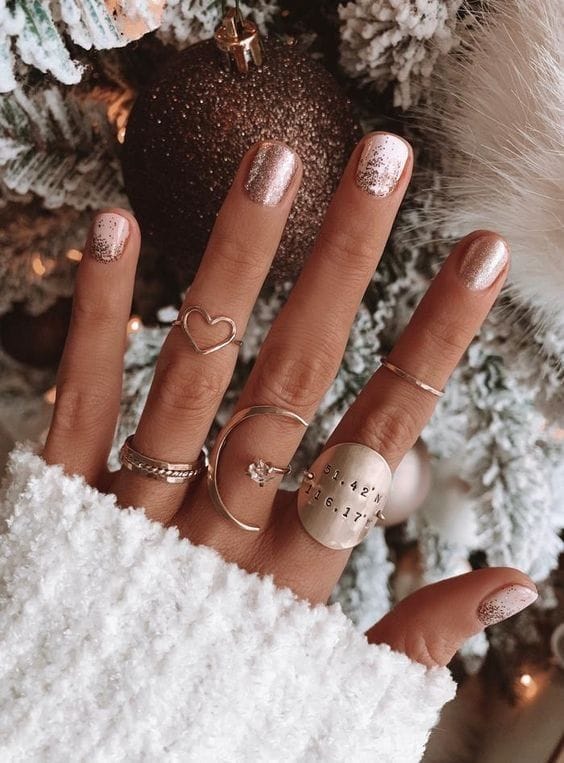 10 ideas de uñas glitter para brillar en Navidad 1
