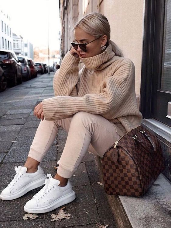 10 outfits de invierno para lucir tus tenis blancos 20