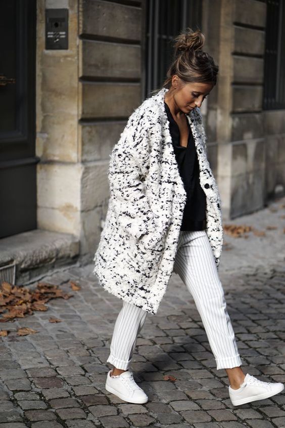 Outfits de invierno con tenis blancos