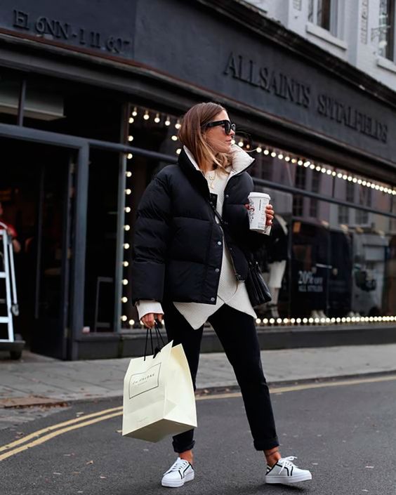 10 outfits de invierno para lucir tus tenis blancos 16