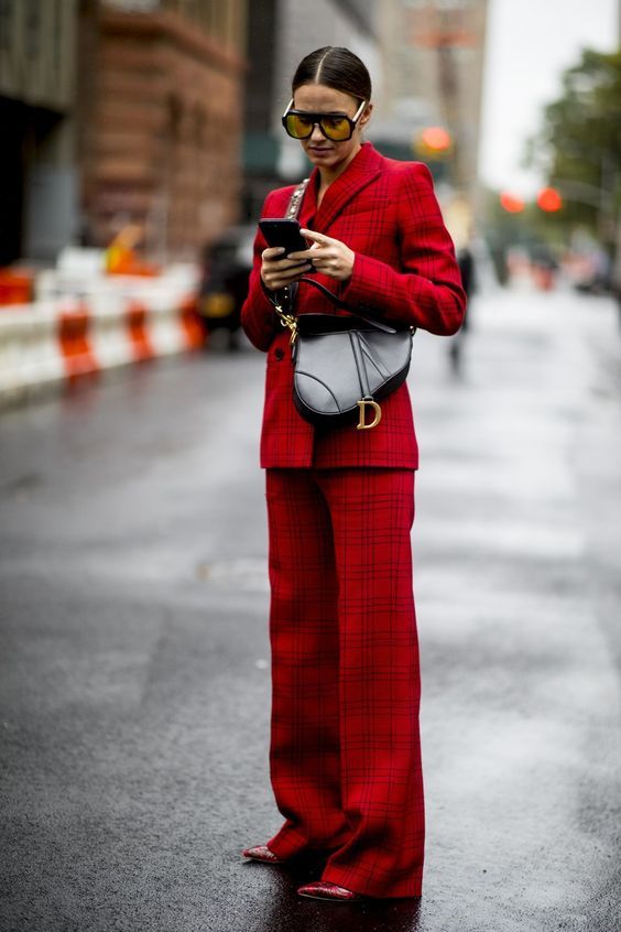 Traje red plaid rojo mostrando un conjunto elegante y romántico para San Valentín