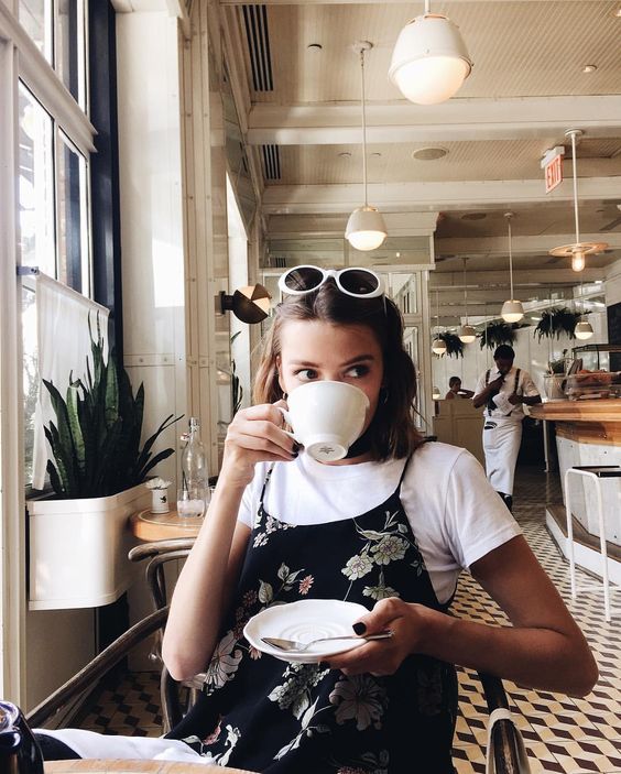 cafeteria con una chica tomando cafe 