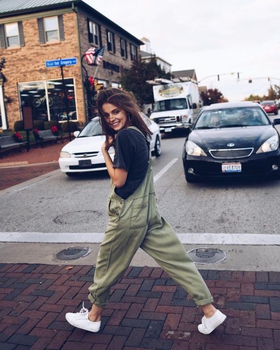 Paseo de una chica por la calle 