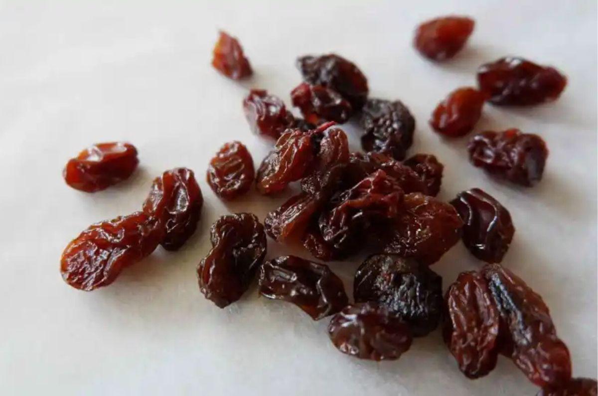 5 increíbles beneficios de comer pasas diariamente
