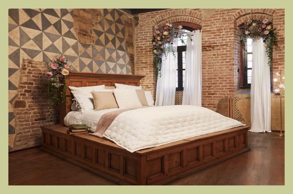 Cama romántica dentro de la Casa de Julieta en Verona, Italia, disponible en el concurso de Airbnb