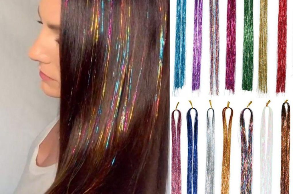 Mujer de perfil mostrando su cabello con twinkle hair de colores, junto a varias extensiones brillantes con glitter