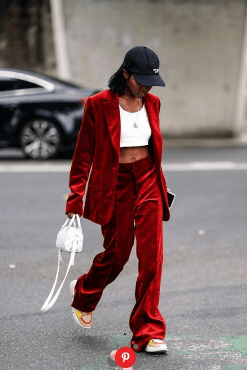 Look monocromático rojo con crop top blanco dentro de los outfits para enamorar este 14 de febrero
