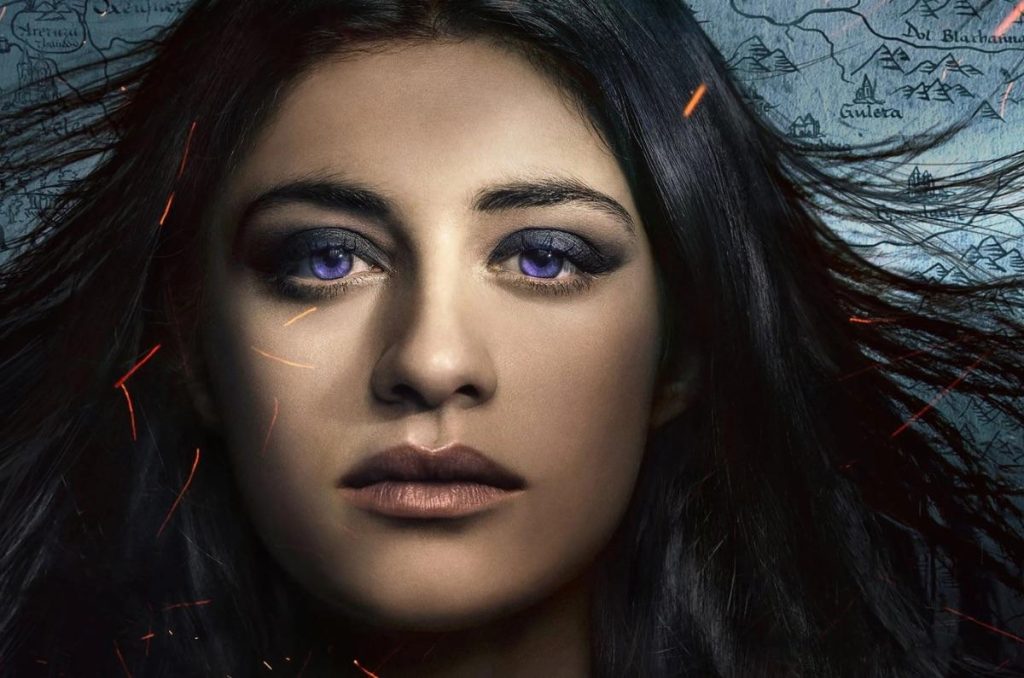 Foto de Yennefer, interpretada por Anya Chalotra, mostrando su rostro con ojos morados y el cabello movido por el aire, en una escena de la serie The Witcher