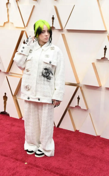 Billie Eilish lleva el outfit más cómodo en la historia de los Oscar 3