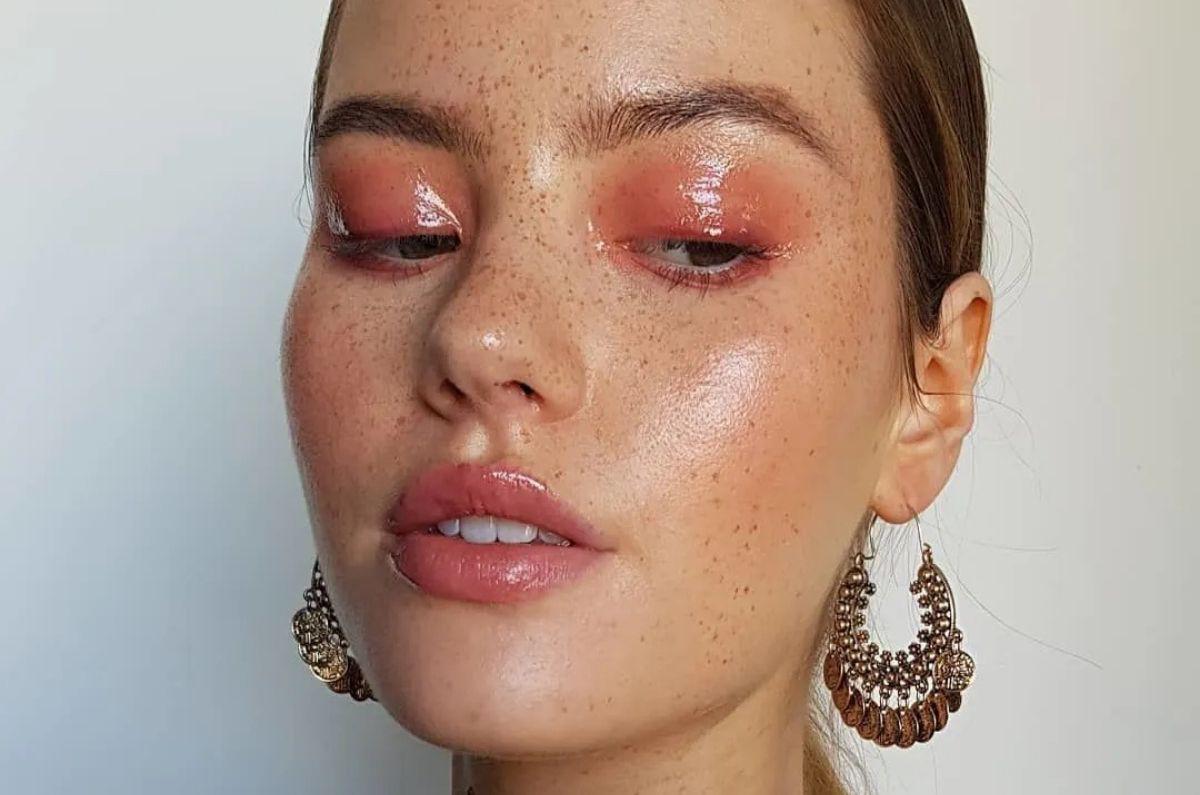 Maquillaje glossy con sombras coral