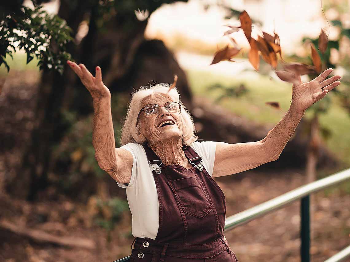anciana feliz en el bosque
