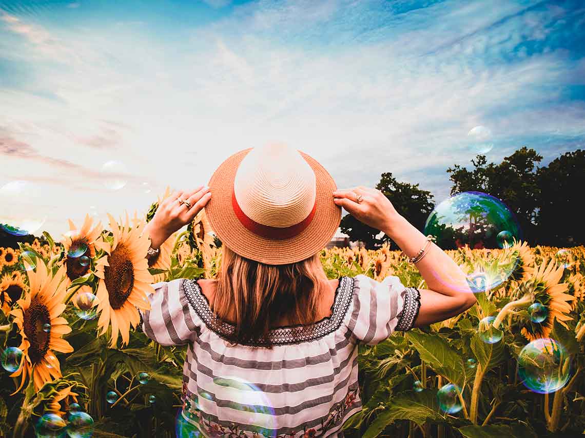 mujer en campo de girasoles