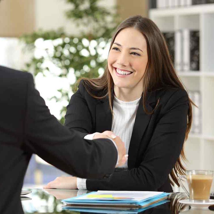 Mujer en entrevista de trabajo saludando