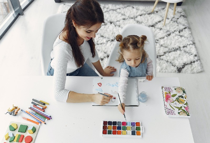 Niños pintando