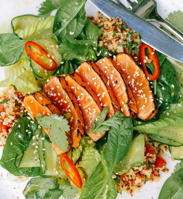 Salmón con ensalada