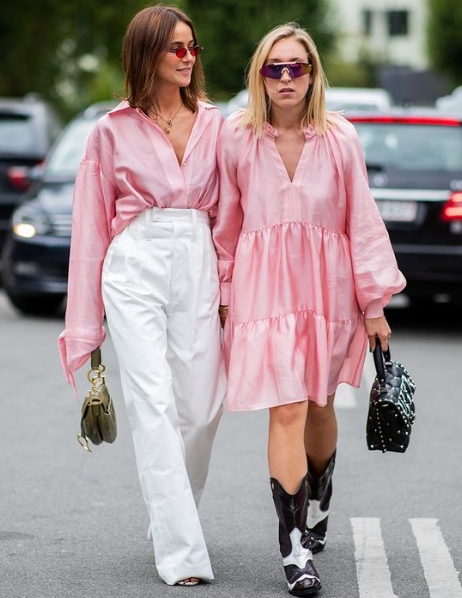 Botas cowboy con vestido rosa