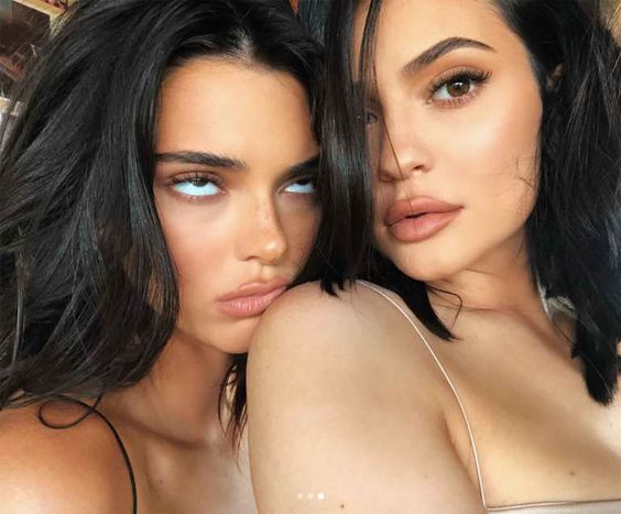 Kylie y Kendall Jenner lanzan línea de maquillaje para lucir en el verano 0