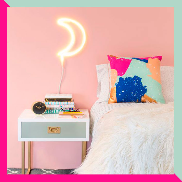 5 ideas para decorar tu cuarto con luces neón