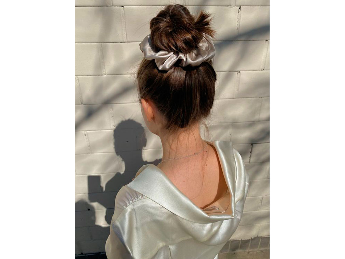 Peinados con scrunchies para verte elegante y joven 1