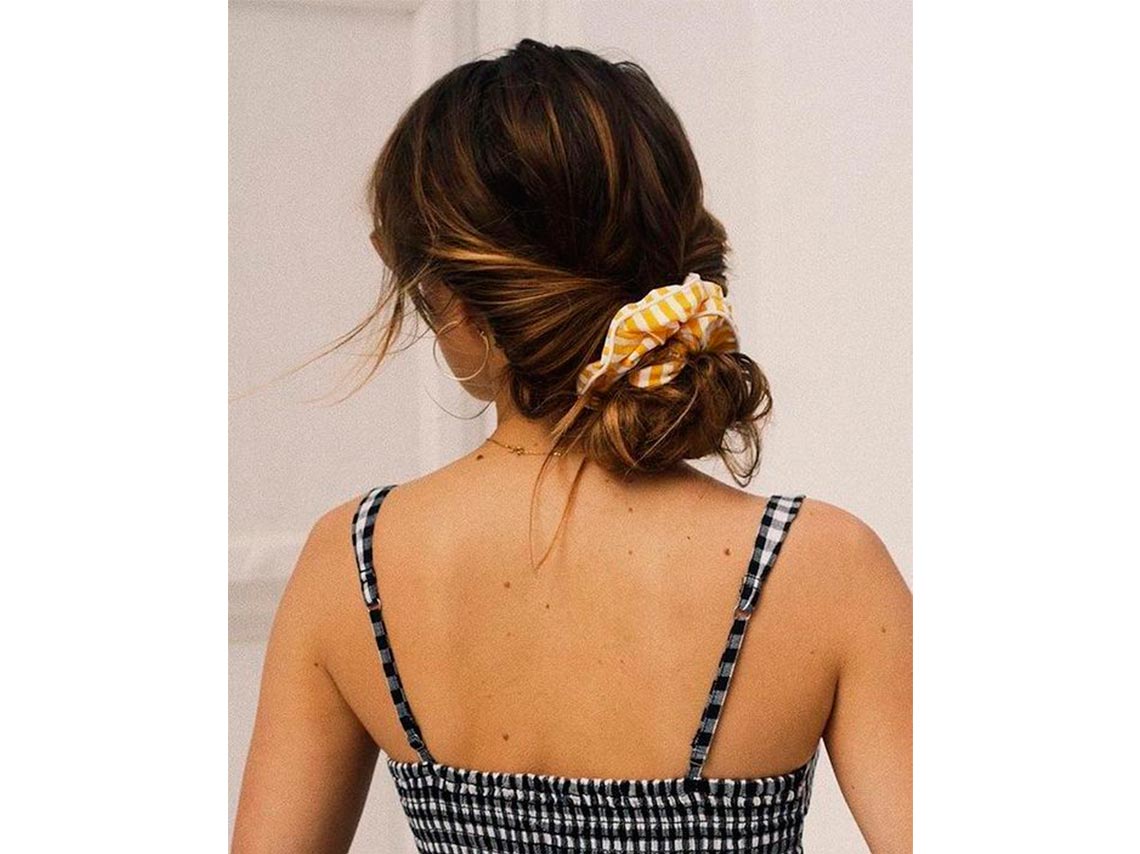 Peinados con scrunchies para verte elegante y joven 3