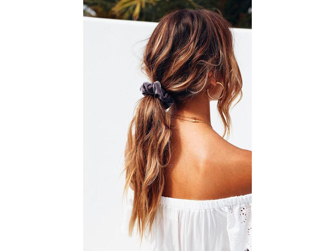 Peinados con scrunchies para verte elegante y joven 11