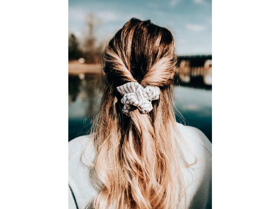 Peinados con scrunchies para verte elegante y joven 8