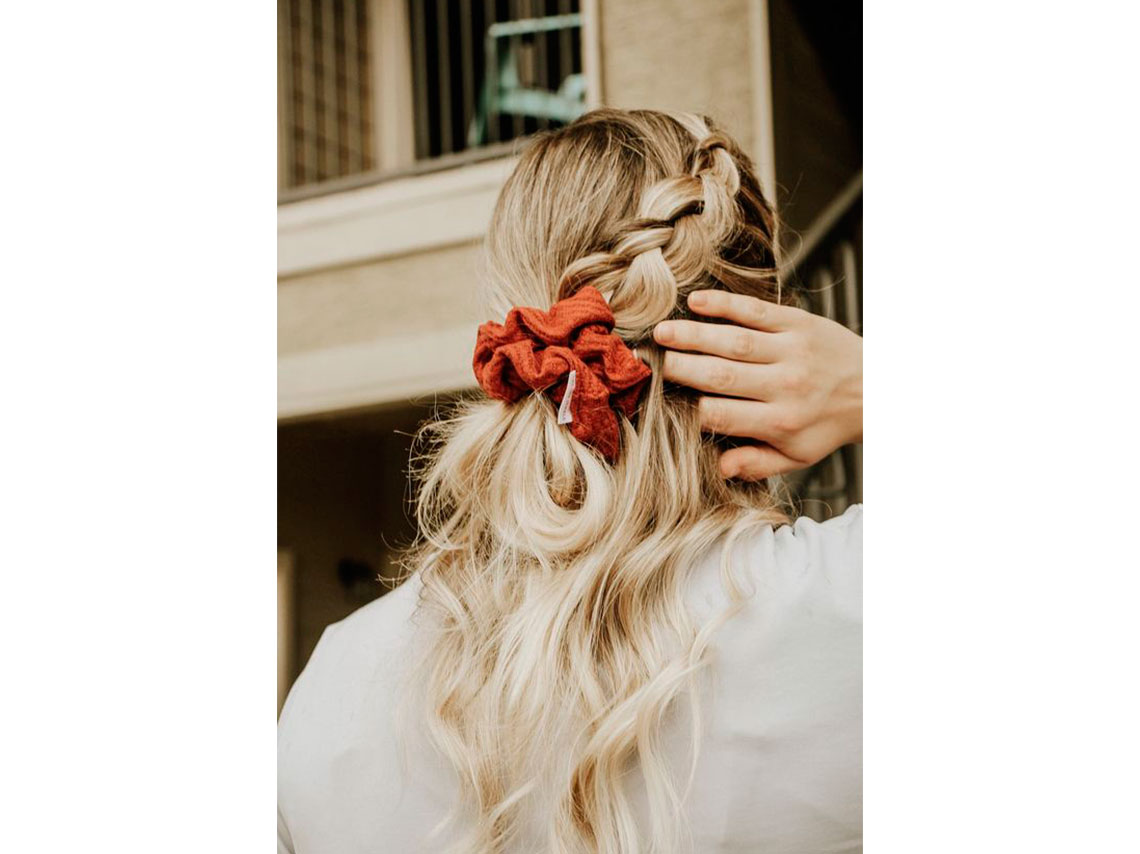 Peinados con scrunchies para verte elegante y joven 21