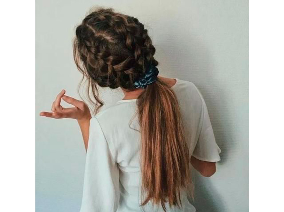 Peinados con scrunchies para verte elegante y joven 7