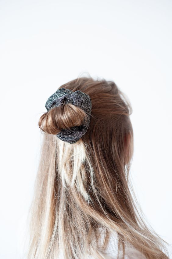 10 peinados noventeros con donas de pelo para verte muy Clueless 11