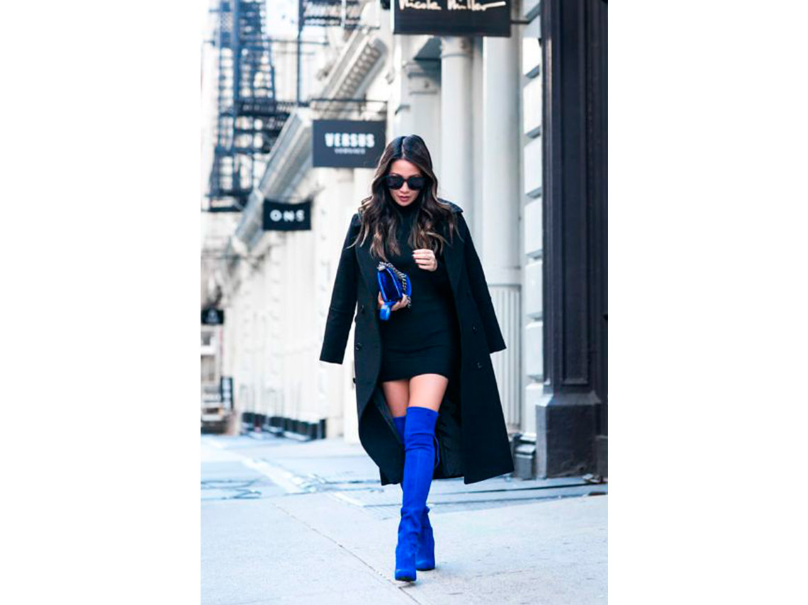 10 outfits con botas largas de colores para el invierno 9