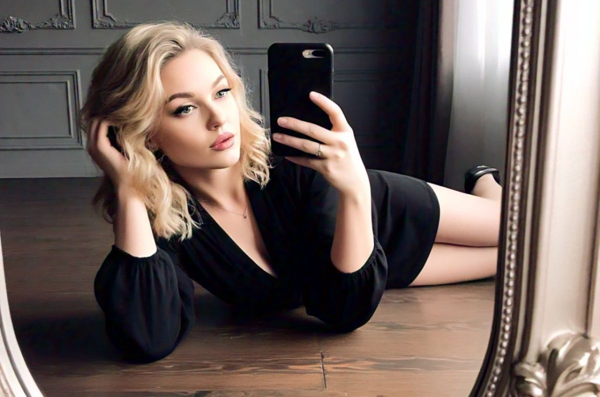 10 poses frente al espejo para no tener la típica selfie