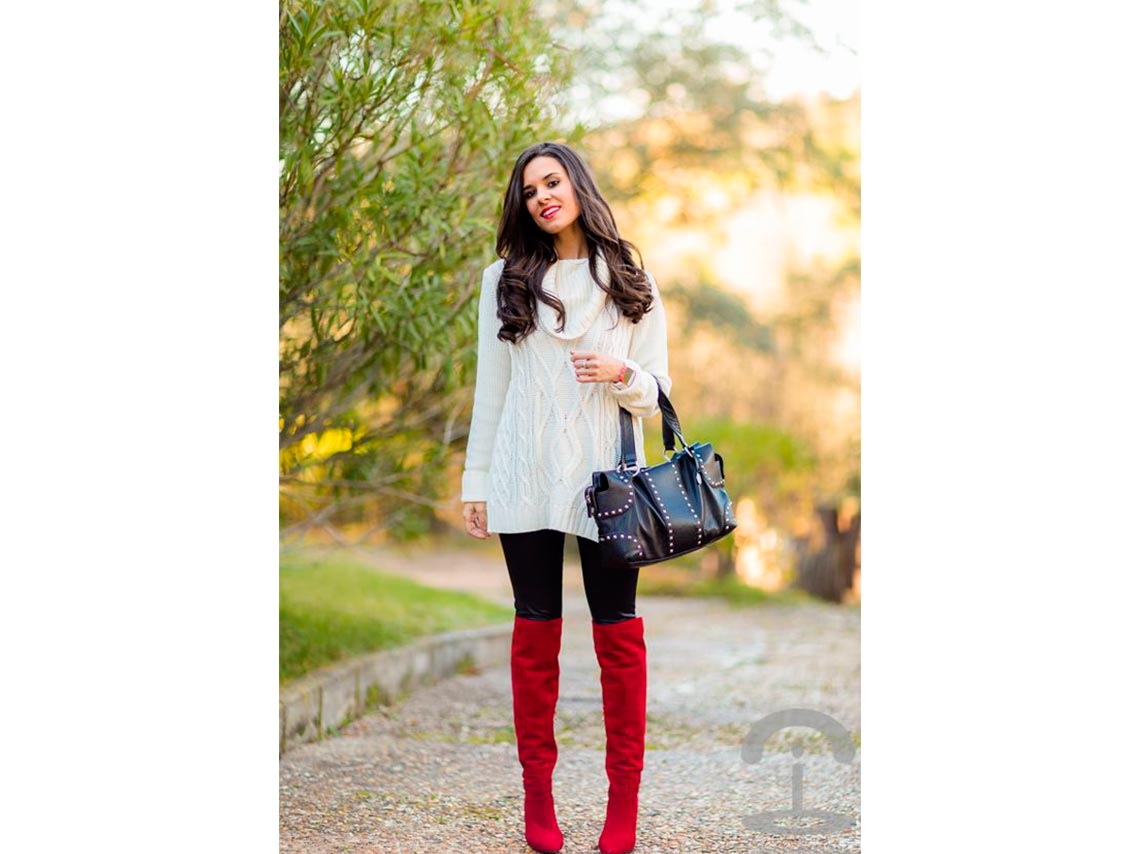 10 outfits con botas largas de colores para el invierno 6