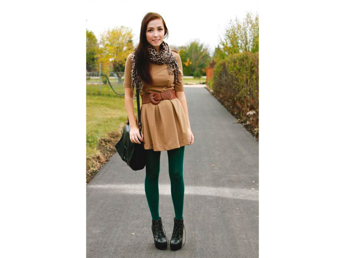 10 outfits con medias de colores perfectas para el otoño 9