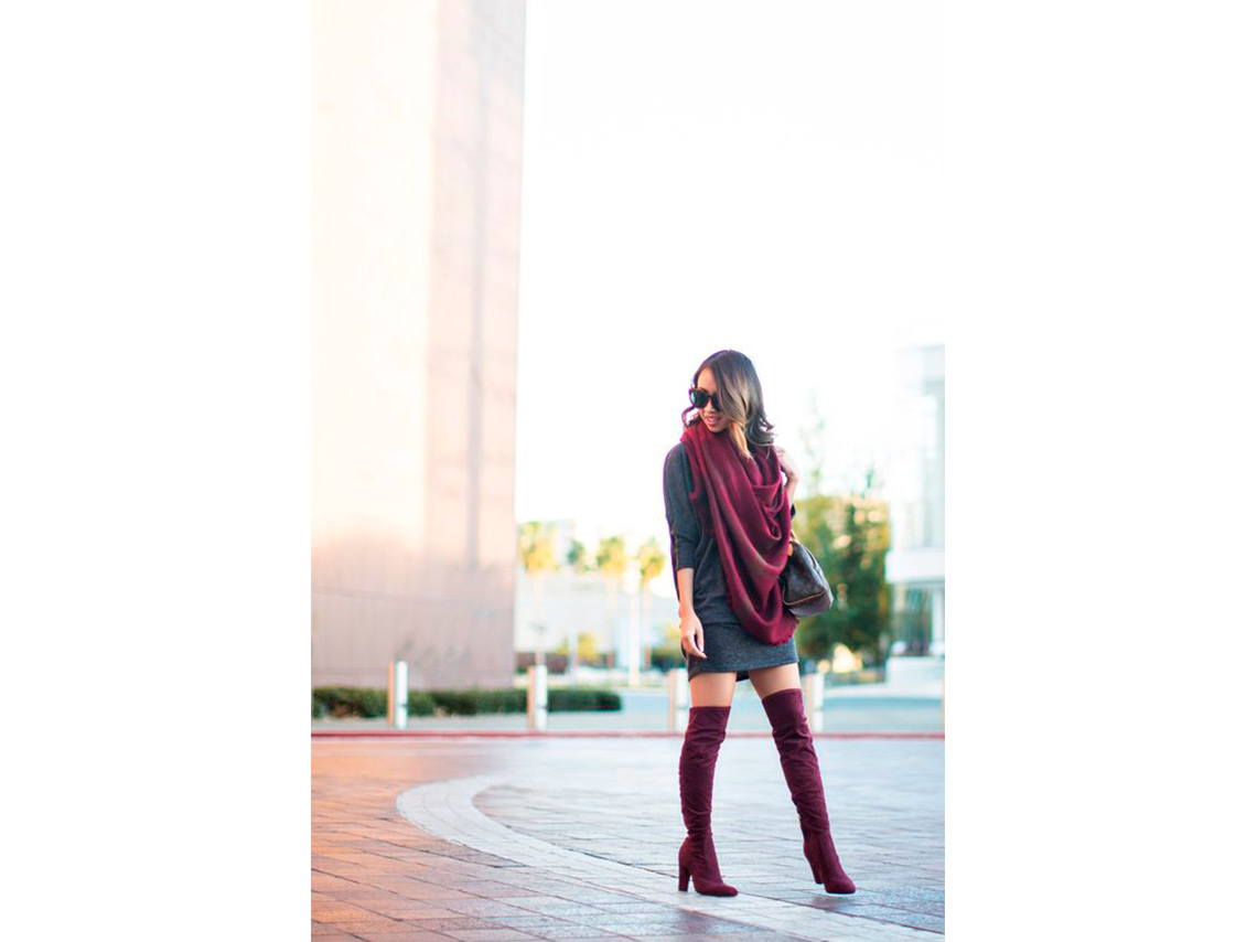 10 outfits con botas largas de colores para el invierno 13