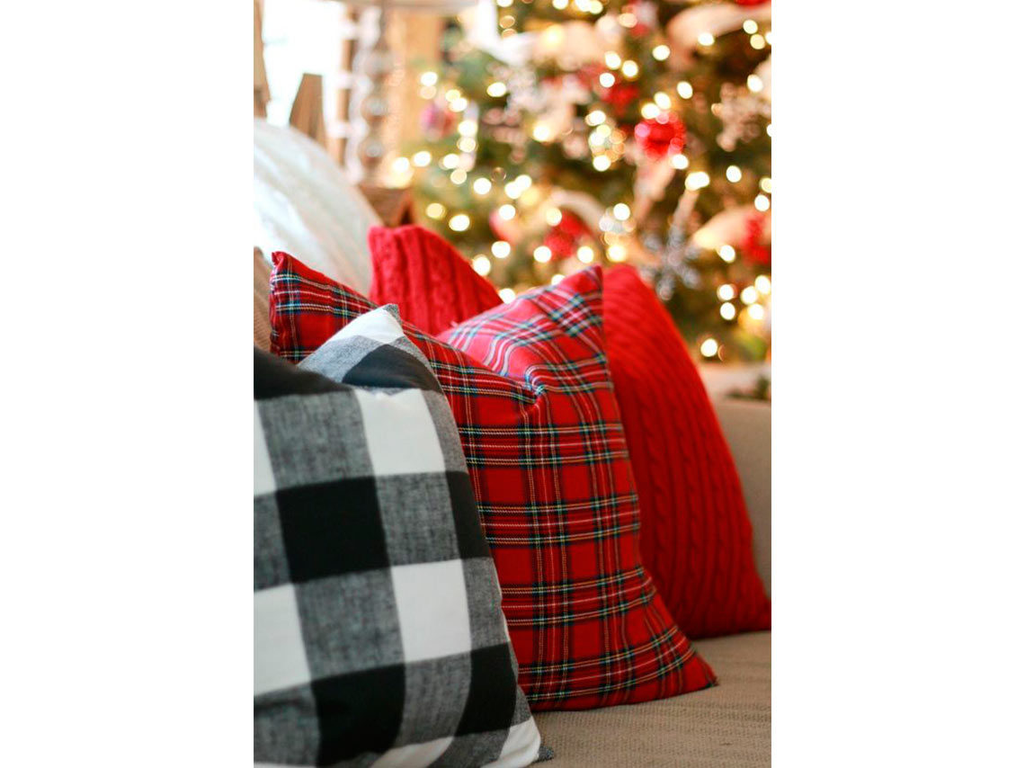 7 maneras de decorar tu casa con cojines para Navidad 7