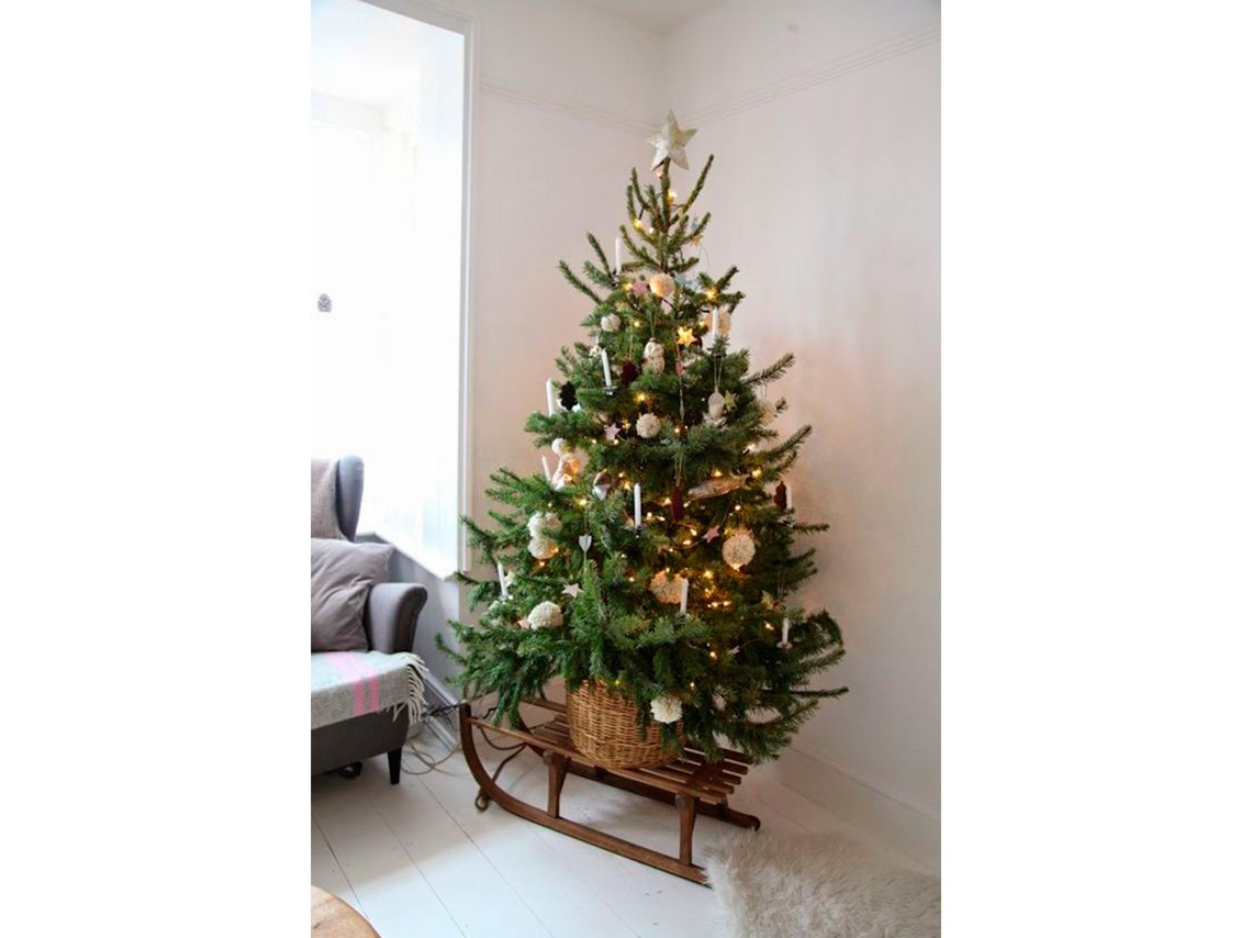 10 ideas para decorar con mini árboles de Navidad 9