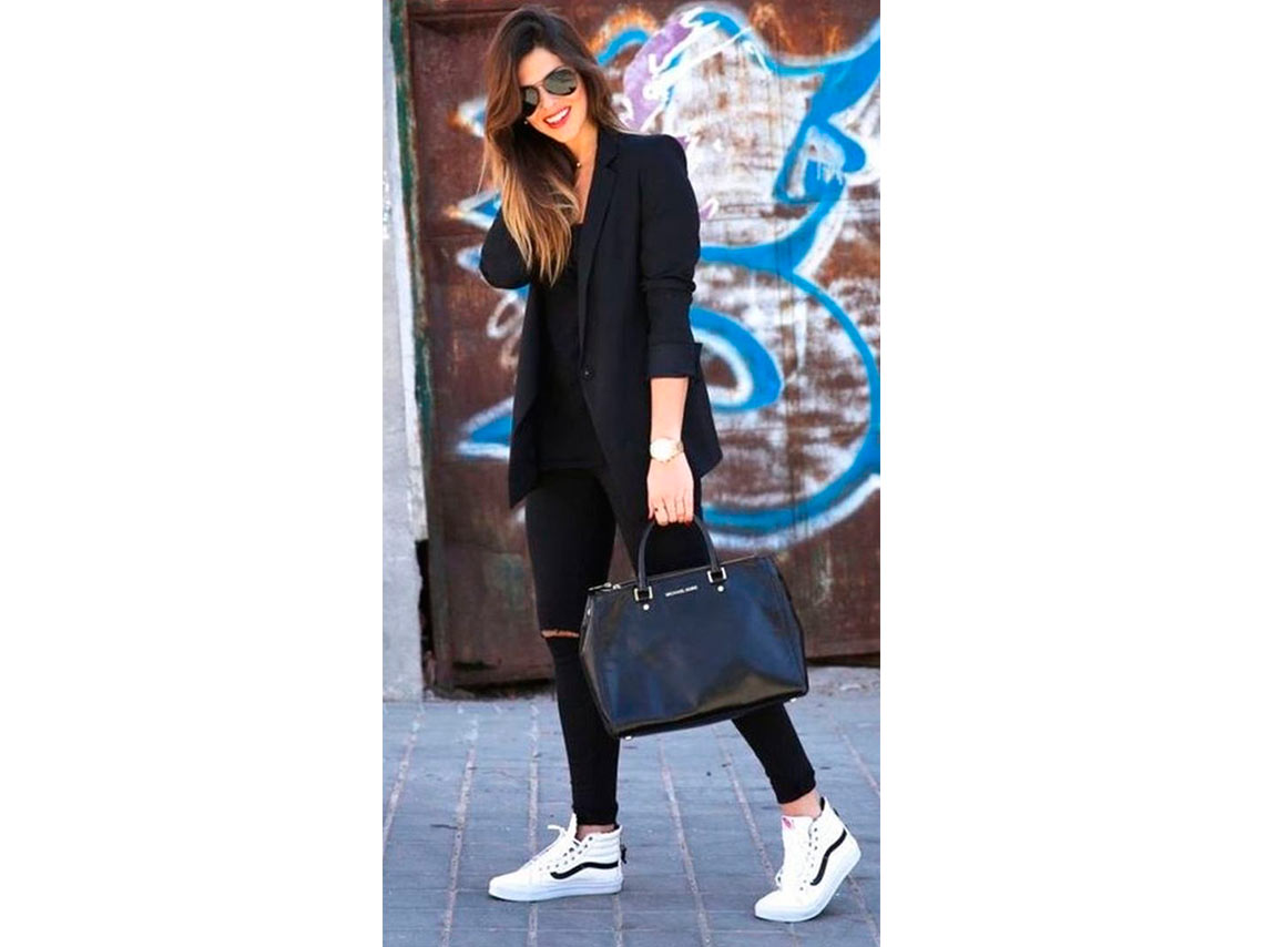 7 outfits con tenis para ir a trabajar y verte formal 9