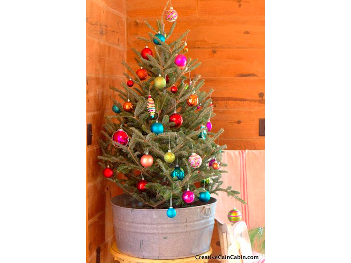 10 ideas para decorar con mini árboles de Navidad 10