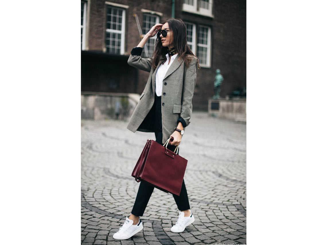 7 outfits con tenis para ir a trabajar y verte formal 13